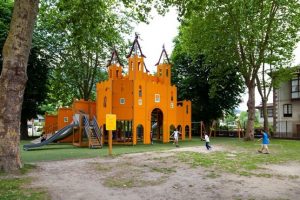 Parque de Santa Clara con columpios medievales para niños en Balmaseda