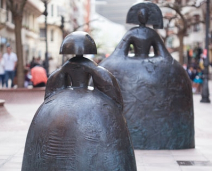 Escultura Manolo Valdés. Turismo artístico Bilbao
