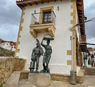 Escultura de la sardinera y el arrantzale en las escaleras del Puerto Viejo de Algorta